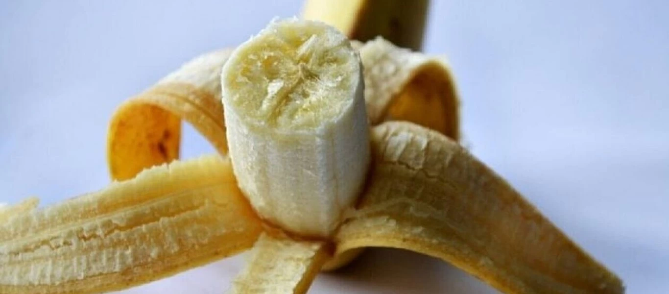 Κόβει το πάνω μέρος της μπανάνας και σφηνώνει μέσα ένα καλαμάκι - Μόλις μάθετε το λόγο θα το κάνετε και εσείς (βίντεο)